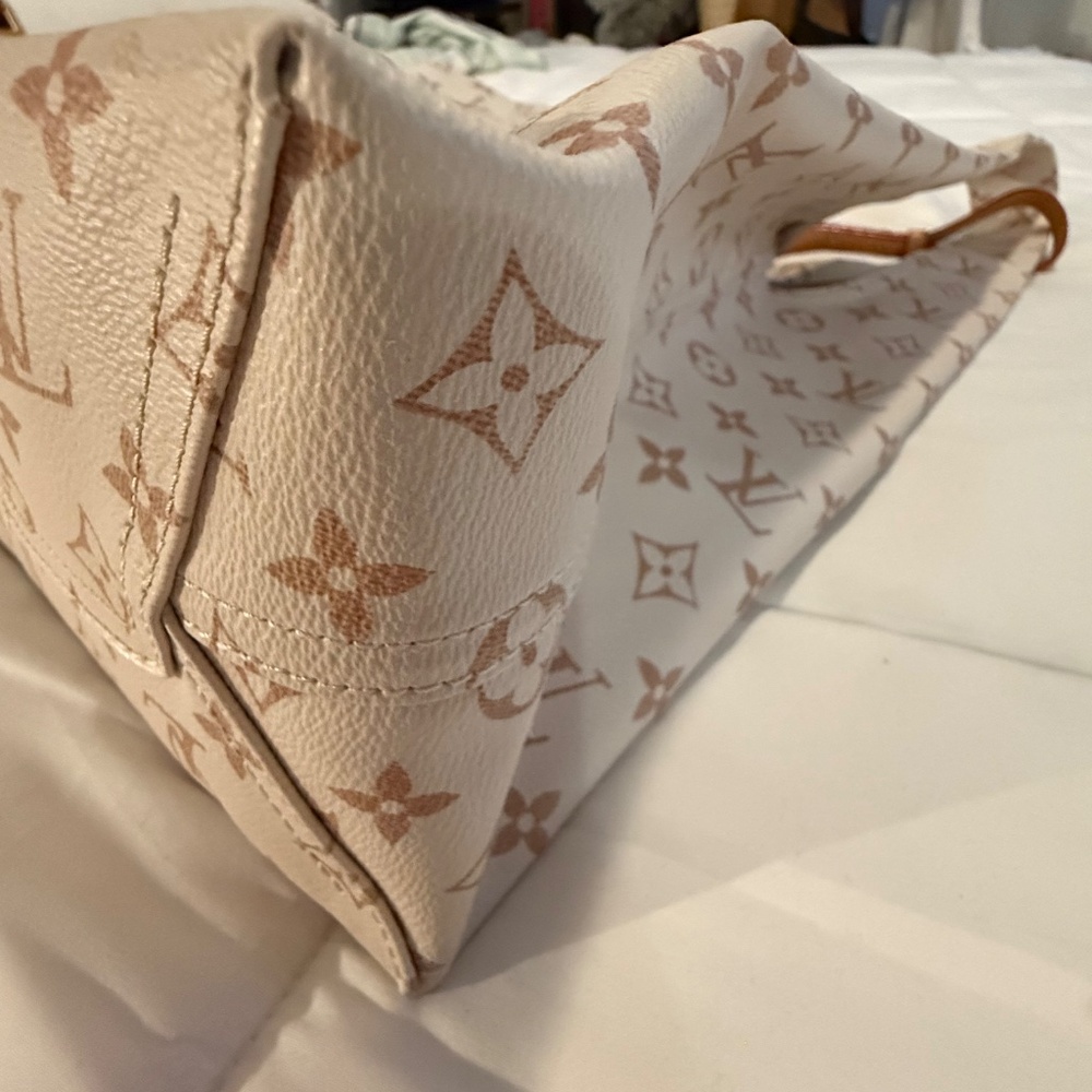 Louis Vuitton - Picture 9 of 15